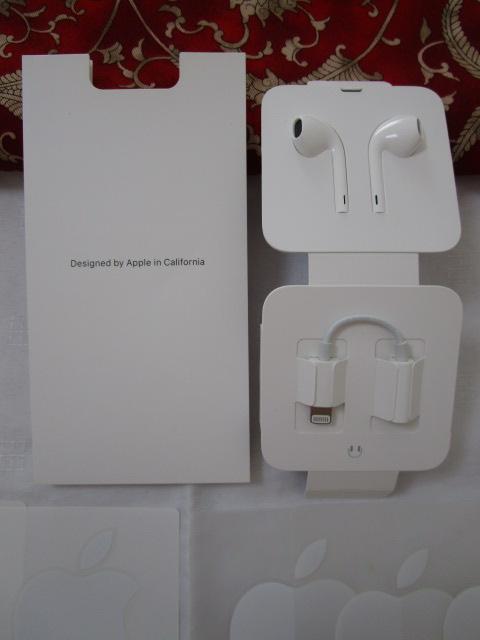 gp Designed by Apple in California Abv iPhonet CgjO[q Cz & XebJ[ ̎ʐ^1