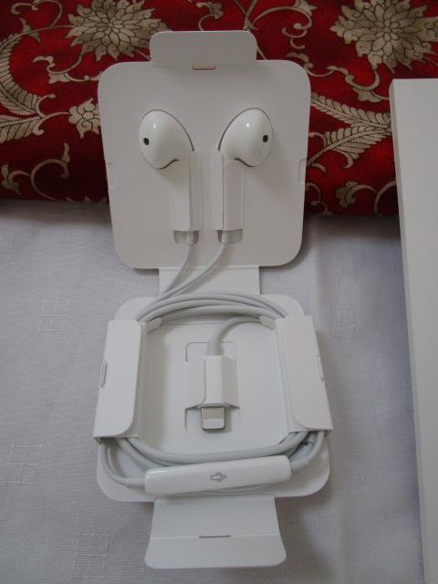 gp Designed by Apple in California Abv iPhonet CgjO[q Cz & XebJ[ ̎ʐ^4