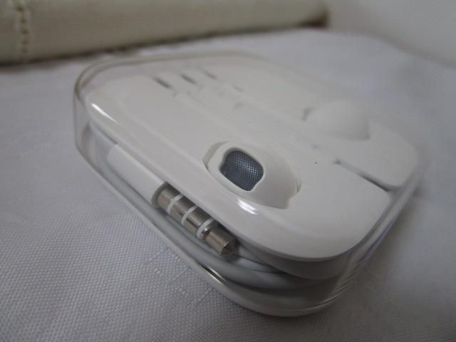 Apple���� �L���C���z�� 3.5mm�W���b�N ���ʒ����{�^���t�� �z���C�g�f�U�C�� ���g�p ���J���ς�N �̎ʐ^6