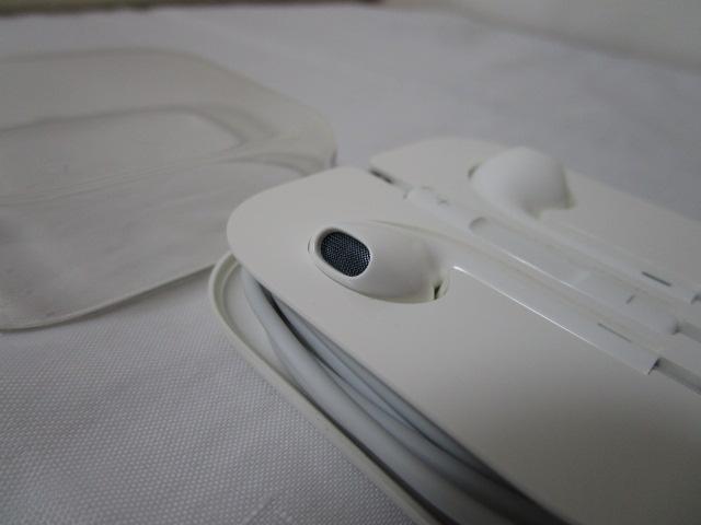 Apple���� �L���C���z�� 3.5mm�W���b�N ���ʒ����{�^���t�� �z���C�g�f�U�C�� ���J���ς�A �̎ʐ^5