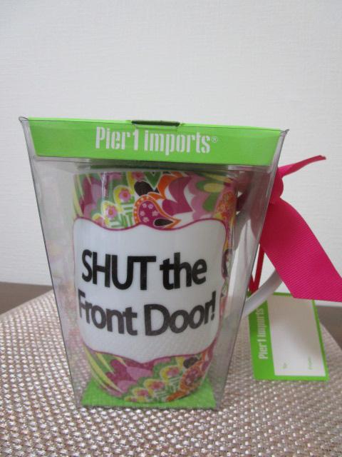 Pier 1 Imports ���� ���b�Z�[�W�E�}�O�J�b�v (��) �uSHUT the Front Door!�v 473ml �s���N �̎ʐ^1