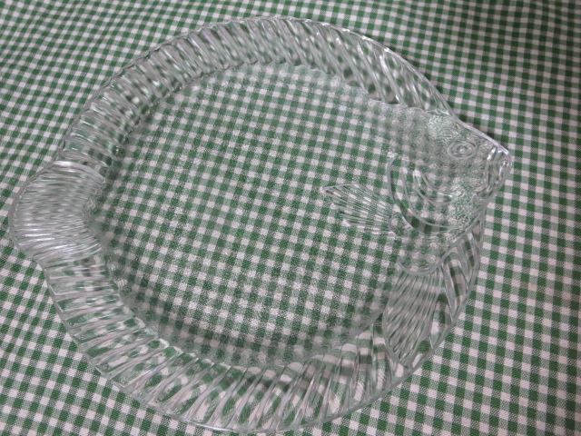 ヒラメ型エンボス ガラス大皿 26cm の写真1