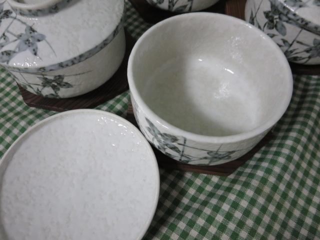 白釉桔梗紋フタ付き小鉢5客セット 焼杉敷皿付き の写真3