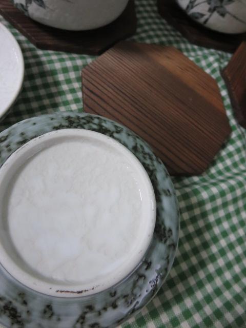 白釉桔梗紋フタ付き小鉢5客セット 焼杉敷皿付き の写真6